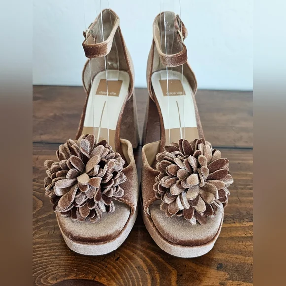Dolce Vita Women's Tan Velvet Heels/Sandals W/floral Petal Detail Size 8 NWOB - Picture 2 of 11
